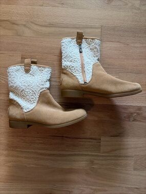 UGG Kids Tan & White Lace Western Ankle Boots